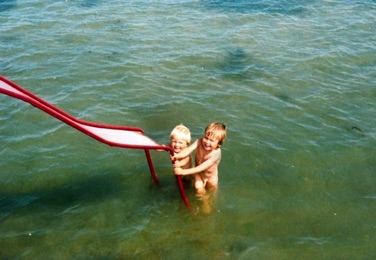 STRANDVEJEN - LYSTRUP STRAND, badebro med rutschebane i 1970erne.jpg STRANDVEJEN - LYSTRUP STRAND, badebro med rutschebane i 1970erne.jpg